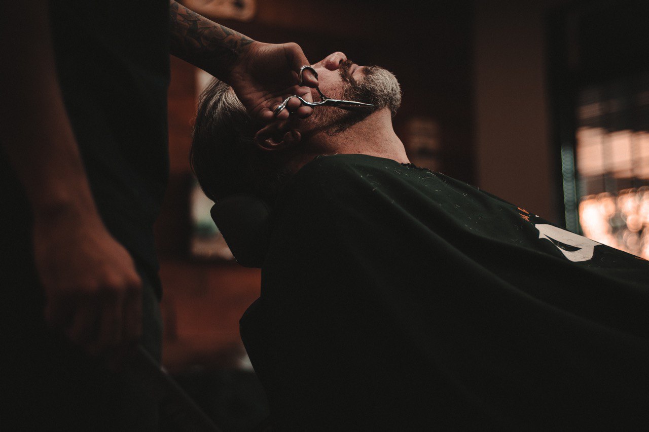 barba aparada.